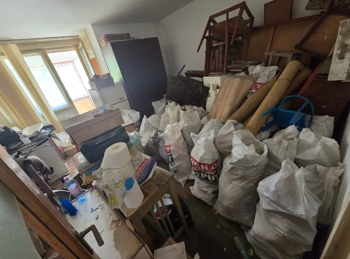Cameră plină cu saci de moloz după renovare, București